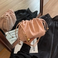 Plissierte Cloud-Bag in Hellrosa aus Kunstleder mit Goldkette und Metallkugel - Rosa