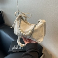 Borsa a nuvola bianca arricciata con catena d'argento e grandi ciondoli di perle - Bianco Sporco