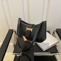 Bolso baguette minimalista en cuero sintético negro con hebilla dorada en H - Negro