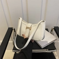 Bolso de hombro blanco minimalista con hebilla H dorada y costuras decorativas - Blanco
