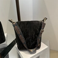Bolso cubo negro con textura y correa bordada étnica colorida con cremallera dorada fina - Negro