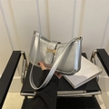 Bolso de hombro plateado para mujer con hebilla dorada y acabado de cuero sintético - Plateado