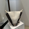 Bolso hobo chic blanco roto con correa étnica tejida y textura de cuero natural - Blanco