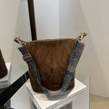Bolso bandolera marrón plisado vintage con correa ancha de estilo étnico colorido - Marrón