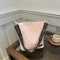 Bolso saco rosa plisado para mujer con correa ancha de hombro tejida con patrón étnico - Rosa