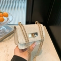 Schicke beige geflochtene Mini-Umhängetasche mit goldener Kette und Drehverschluss - Gebrochenes Weiß