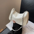 Bolso bajo el brazo beige minimalista con cadena plateada en un elegante entorno de estudio - Blanco Roto