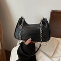 Bolso hobo negro con textura vintage que incluye cadena plateada y correa de cuero - Negro