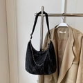 Borsa hobo nera con trama pieghettata da donna e dettagli in catena d'argento - Nero