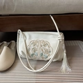 Sac bandoulière brodé beige de style New Chinese avec texture soie et pendentif gland - Sans Pendentif / Blanc Cassé