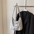 Borsa tote grigio argento in tessuto stropicciato con catena e finitura metallica - Argento