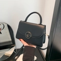 Sac bandoulière noir chic avec boucle dorée ronde et finition en PU lisse élégant - Noir