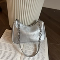 Bolso de media luna plateado con estampado de bambú y cadena de metal gruesa - Plateado