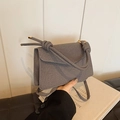 Borsa a tracolla minimalista in tela grigia con manico annodato e anelli in metallo dorato - Nero