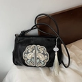 Sac bandoulière en satin noir avec broderie chinoise dorée et pompon de soie blanche - Avec Pendentif / Noir