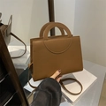 Minimalist brown crossbody bag with curved handle in smooth leather finish - Brown