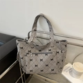 Borsa tote in velluto a coste grigio con motivi a fiocco nero e trapuntatura a rombi trendy - Grigio