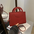 Bolso de mano rojo minimalista de forma cuadrada con asa semicircular y correa larga - Rojo