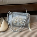 Sac à bandoulière argenté avec broderie florale et détails de pompon en soie - Avec Pendentif / Gris