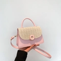 Borsa a tracolla in pelle PU rosa con patta in paglia intrecciata e fibbia rotonda - Rosa