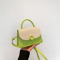 Elegante borsa a tracolla verde chiaro con patta in paglia beige e fibbia a cerchio - Verde