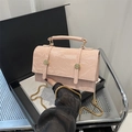 Sac à bandoulière minimaliste en cuir verni plissé rose nude avec chaîne dorée - Rose