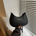 Bolso de hombro de media luna negro minimalista con logo dorado y correa para mujer - Negro