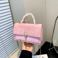 Borsa a tracolla rosa con manico di perle, trama intrecciata e catena dorata elegante - Rosa