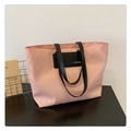 Detalle del bolso tote de nailon rosa con parche de cuero negro y logotipo FASHION - Rosa