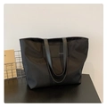 Detalle del bolso tote de nylon negro con parche de piel sintética y texto FASHI grabado - Negro