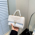 Borsa a mano intrecciata bianco crema con manico di perle e catena d'oro da donna - Bianco