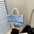 Borsa a tracolla celeste con trama denim, manico di perle e fibbia a U in metallo - Blu