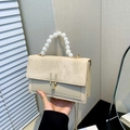 Elegante borsa a tracolla in paglia crema con manico di perle e catena d'oro - Cachi