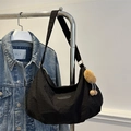 Bolso bandolera negro de nailon media luna con colgante de osito y correa ancha ajustable - Negro Con Colgante
