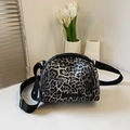 Borsa a tracolla con stampa leopardata monocromatica e tracolla nera regolabile - Nero