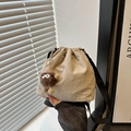 Secchiello beige con coulisse, tracolla larga nera e ciondolo a forma di mostro peluche - Cachi Con Pendente
