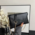 Elegante borsa a busta in pelle lucida nera con tracolla a catena dorata - Nero