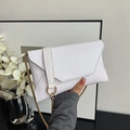 Borsa a busta bianca con trama a onde, catena dorata e decorazione ad anello in metallo - Bianco
