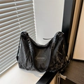 Grand sac à bandoulière noir avec texture plissée vintage et détails de chaîne chic - Noir sans Pendentif