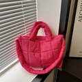 Bolso acolchado rosa tipo puffer con textura de cuadros y correa ancha de hombro - Rosa