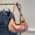 Bolso hobo de hombro plisado rosa con colgante de peluche marrón en la percha - Rosa Con Colgante