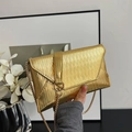 Borsa a busta plissettata in finitura oro metallizzato con tracolla a catena - Oro