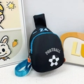 Bolso de pecho infantil negro con temática de fútbol y correa azul ajustable - Negro