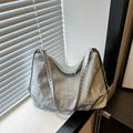 Grand sac à bandoulière gris argenté avec texture froissée et détail de chaîne chic - Argent Sans Pendentif