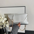 Borsa a busta argento con trama ondulata e tracolla a catena dorata da donna - Argento