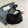 Bolso bandolera de nailon negro en forma de media luna con correa ancha y peluche - Con Colgante / Negro
