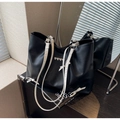 Dettaglio della borsa tote nera con fiocco bianco e fibbie a forma di cuore - Nero