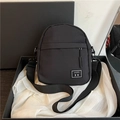 Bolso bandolera minimalista de nailon negro con correa ajustable y pequeño parche de logo - Negro