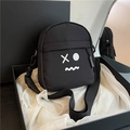 Bolso bandolera de lona negro minimalista con un lindo diseño de dibujo animado - Estilo 2 (Cara Dibujos Animados) / Negro