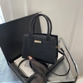 Sac à main chic noir texture crocodile avec détails dorés et bandoulière réglable - Noir